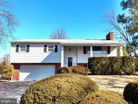 69 Field Cir, Chambersburg, PA 17202