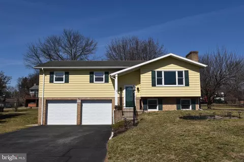 1975 Maylinn Dr, Chambersburg, PA 17202