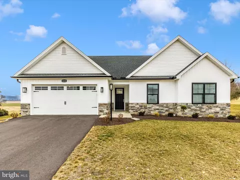 6215 Oak Leaf Ln N, Fayetteville, PA 17222