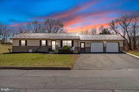 29 W Grandview Ave, Mercersburg, PA 17236