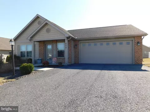 424 Eisenhower Dr, Chambersburg, PA 17201