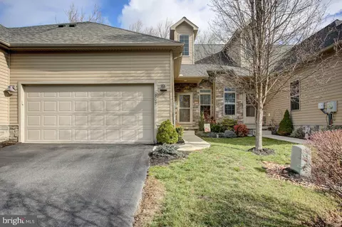 909 Quail Run Dr, Waynesboro, PA 17268