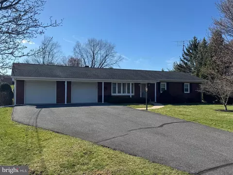 5565 Oakwood Dr, Mercersburg, PA 17236