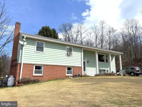 7888 Monn Dr, Waynesboro, PA 17268