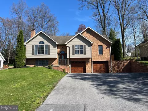 6138 Greenbriar Dr, Fayetteville, PA 17222
