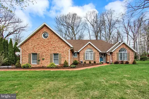 6015 Fairway Dr W, Fayetteville, PA 17222