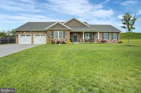 230 Meadowcreek Dr N, Chambersburg, PA 17202