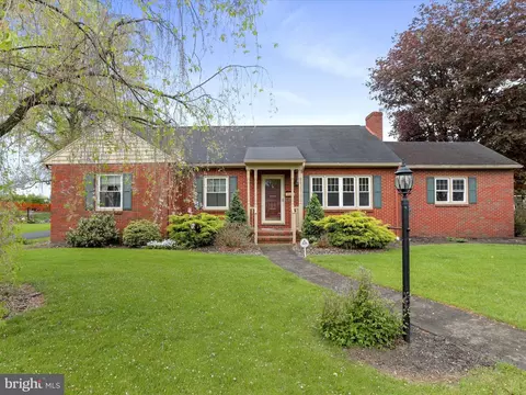 128 Orchard Cir, Greencastle, PA 17225