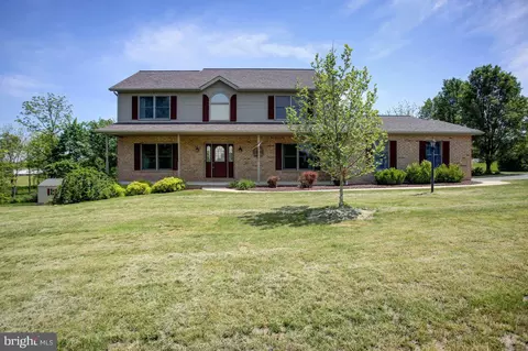 205 Sandoeshire Ln, Chambersburg, PA 17201