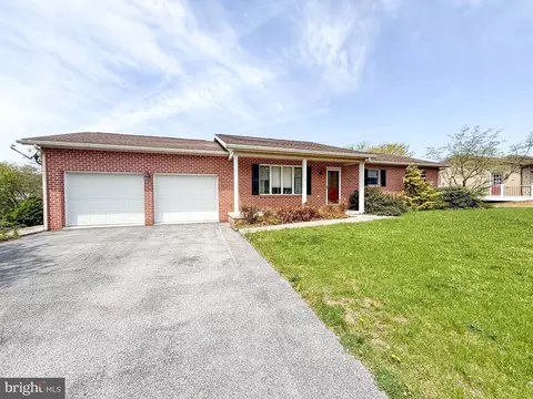 1665 Elizabeth Dr, Chambersburg, PA 17202