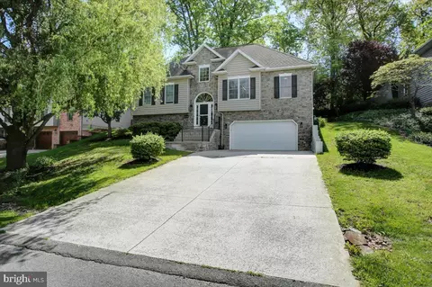 6130 Greenbriar Dr, Fayetteville, PA 17222