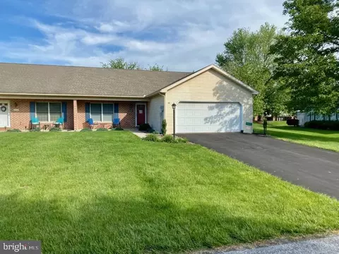 3467 Gleneagles Dr, Chambersburg, PA 17202