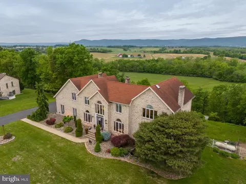 245 Topaz Dr, Chambersburg, PA 17202
