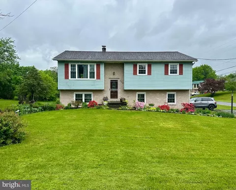738 Lindia Dr, Chambersburg, PA 17202