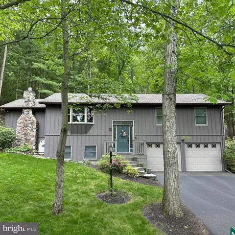8201 Michaux Dr, Fayetteville, PA 17222