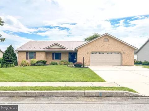 60 Parkwood Dr, Greencastle, PA 17225