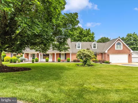11405 Pine Hill Dr, Waynesboro, PA 17268