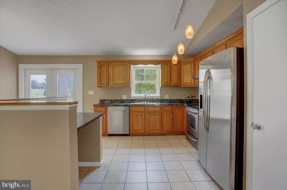 Kitchen - 652 Greenfield Dr, Chambersburg, PA 17202 photo 2 of 3