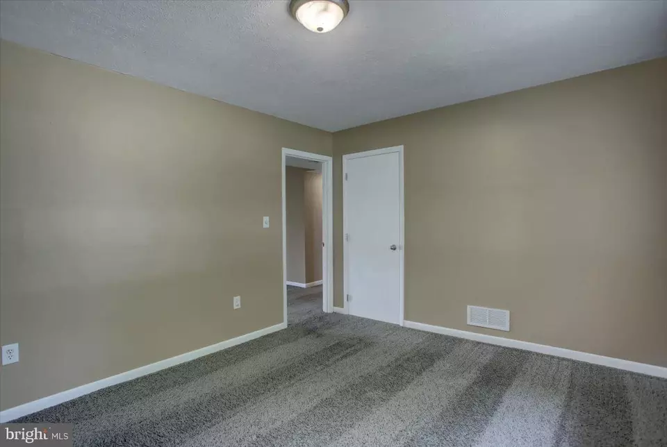 Entry Way - 652 Greenfield Dr, Chambersburg, PA 17202 photo 6 of 7