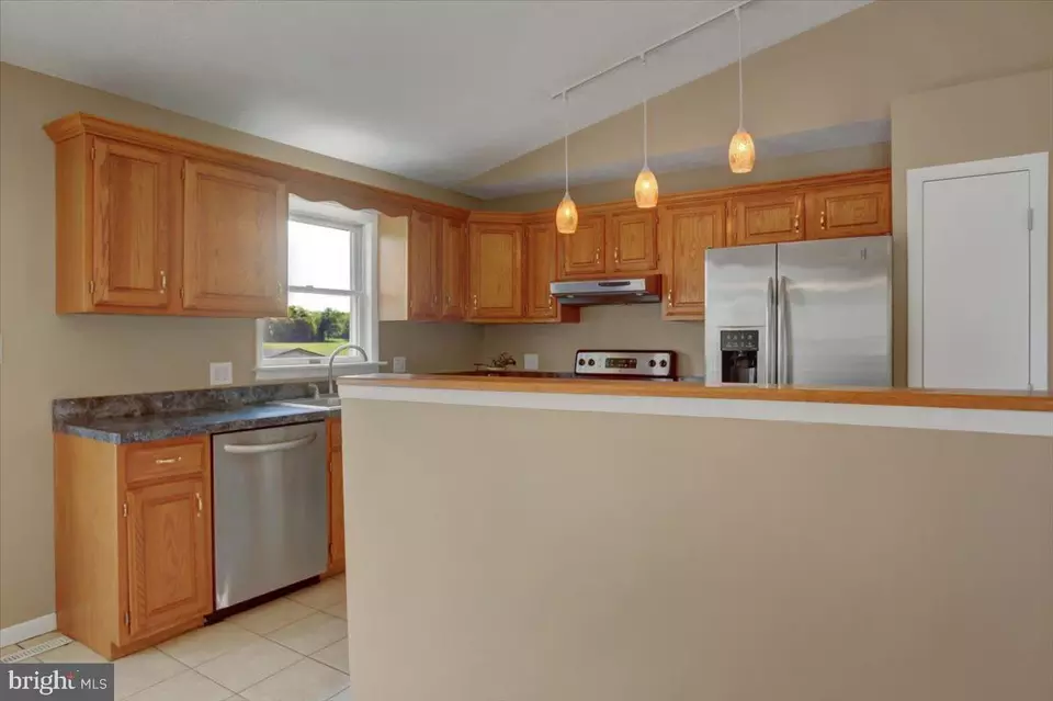 Entry Way - 652 Greenfield Dr, Chambersburg, PA 17202 photo 3 of 7