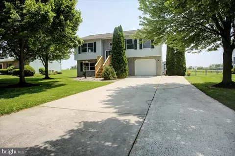 Exterior - 652 Greenfield Dr, Chambersburg, PA 17202 photo 1 of 10
