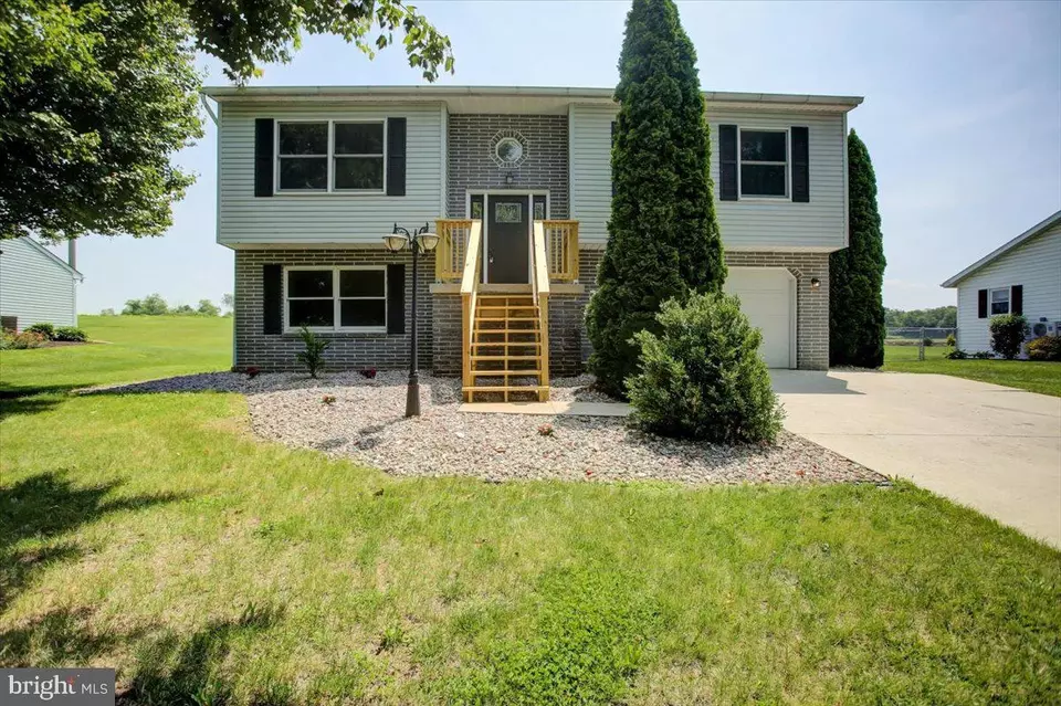 Exterior - 652 Greenfield Dr, Chambersburg, PA 17202 photo 2 of 10