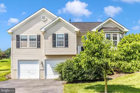 2455 Orion Dr, Chambersburg, PA 17202