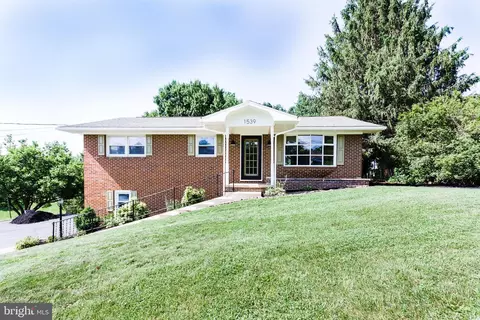 1539 Lake Shore Dr, Chambersburg, PA 17202