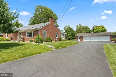 678 S Washington St, Greencastle, PA 17225