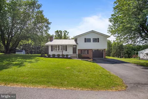 1019 Willowbrook Ct, Chambersburg, PA 17202