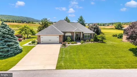 6796 St Annes Dr, Fayetteville, PA 17222