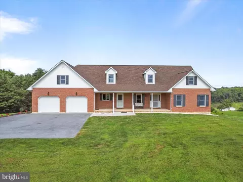 562 W 8th St, Waynesboro, PA 17268