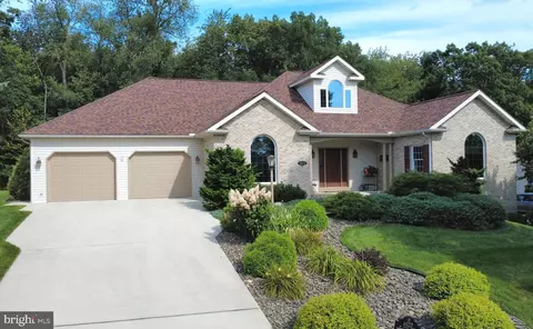 6923 St Annes Dr, Fayetteville, PA 17222