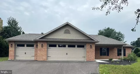 6937 Fairway Dr E, Fayetteville, PA 17222