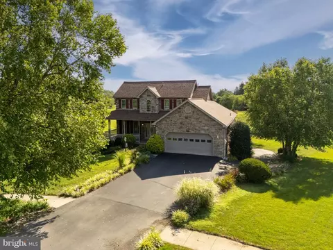 1458 Highfield Ct, Chambersburg, PA 17202