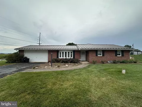 711 Lee Dr, Greencastle, PA 17225