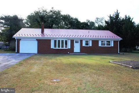 614 Center Dr, Chambersburg, PA 17202