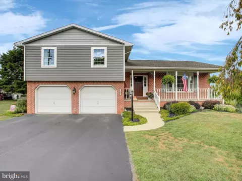 18 Hearthside Ln, Greencastle, PA 17225