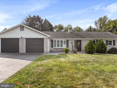 107 Overhill Dr, Chambersburg, PA 17202