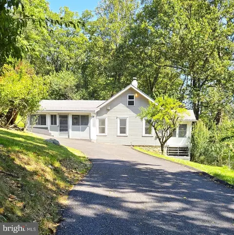 15215 Charmian Rd, Blue Ridge Summit, PA 17214