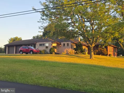 6352 Penn National Dr, Chambersburg, PA 17201