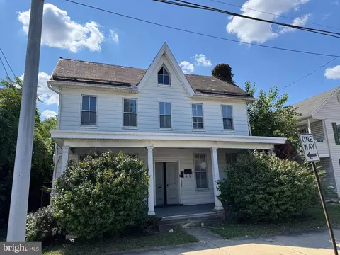 446 E Queen St, Chambersburg, PA 17201