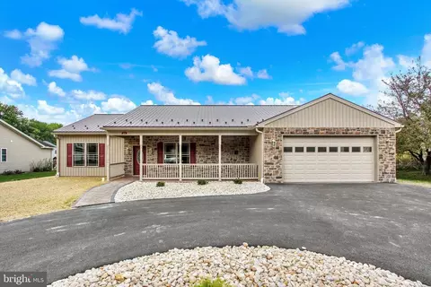 13189 Seneca Dr, Waynesboro, PA 17268
