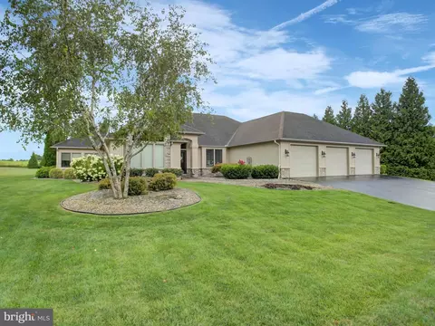 3512 Fox Hill Dr, Chambersburg, PA 17202