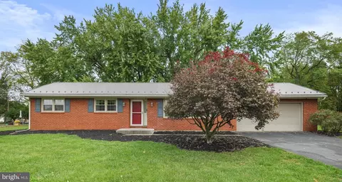 560 Meadowview Cir, Greencastle, PA 17225