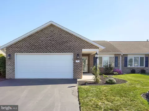 197 Parkwood Dr #320, Chambersburg, PA 17201