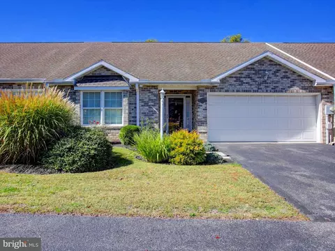 602 Brookview Dr, Greencastle, PA 17225