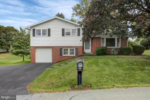 1042 Laurich Dr, Chambersburg, PA 17202