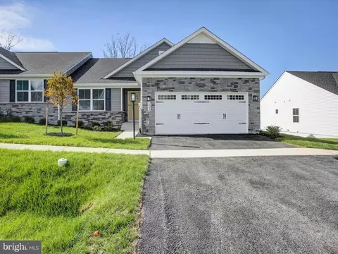 1882 Shannon Dr S, Greencastle, PA 17225