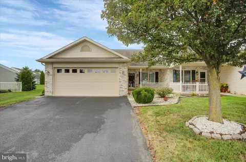 221 Lantern Ln, Chambersburg, PA 17201